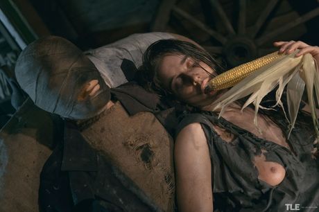 Emily J masturbates with a corn cob in the bathtub, squirming in the water