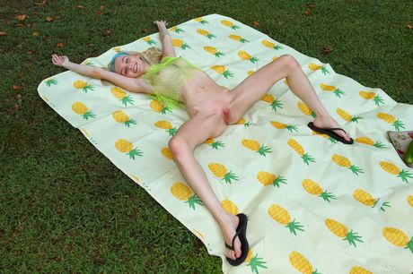 ALS Scan: Chuda blondynka nastolatka Emma Rosie zabawka jej cipka i pieprzy bankomat