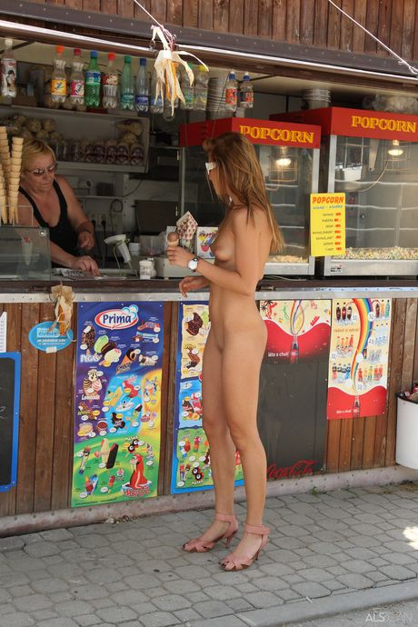 Un adolescent rousse Billy Ruge pose nue en public et à la maison
