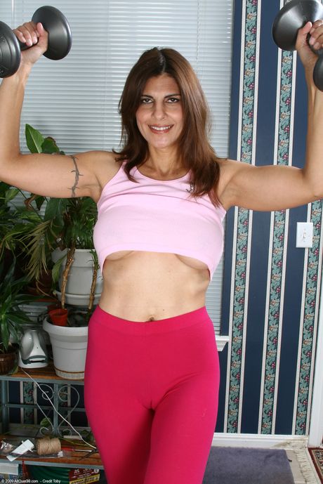 Femme mature Veronica n montre son gros cul et sa chatte mature dans un solo