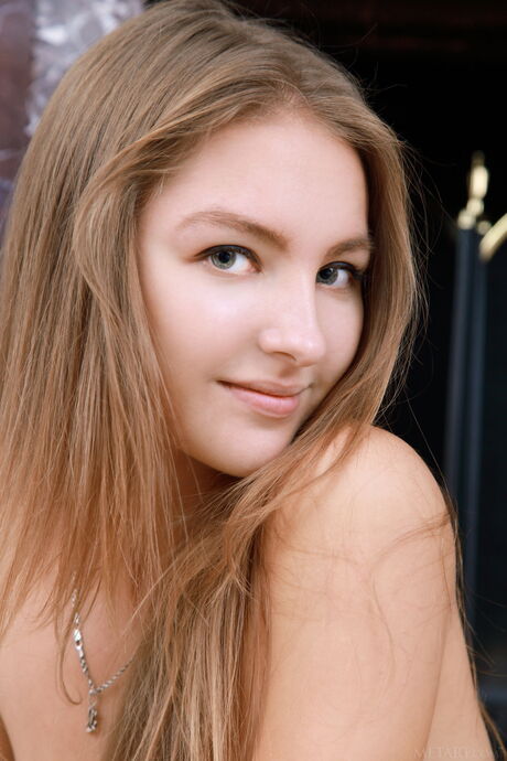 우크라이나 베이비 이자벨 A가 큰 가슴을 드러내며 포즈를 취하고 있습니다.
