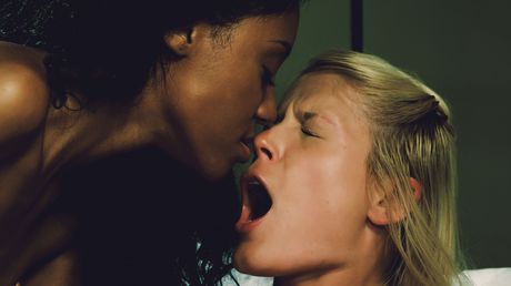 Süße Katze und Noe -Milch haben lesbische Sex auf einem Bett auf dem Land
