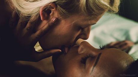 甜猫和诺伊-米尔克在乡村的床上进行女同性恋性爱
