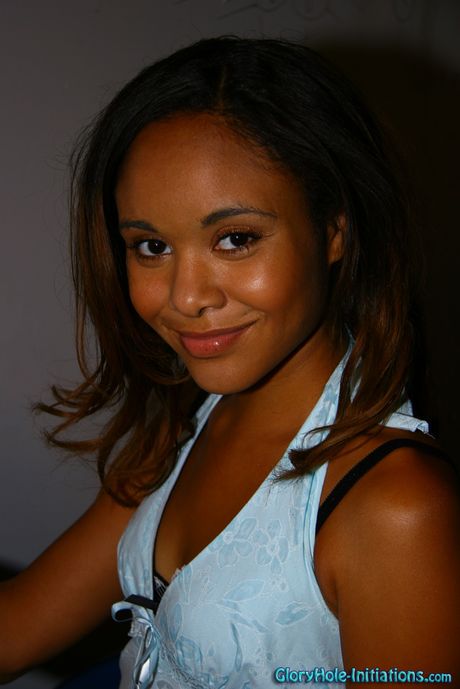 Octavia adolescente negra chupa y folla una polla blanca a través de un gloryhole
