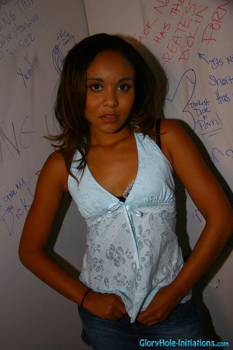 أوكتافيا السوداء في سن المراهقة تمتص الديك الأبيض والملاعين من خلال Gloryhole
