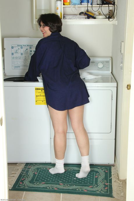 Sexy housewife Carlita Johnson strips and poses in the laundry room