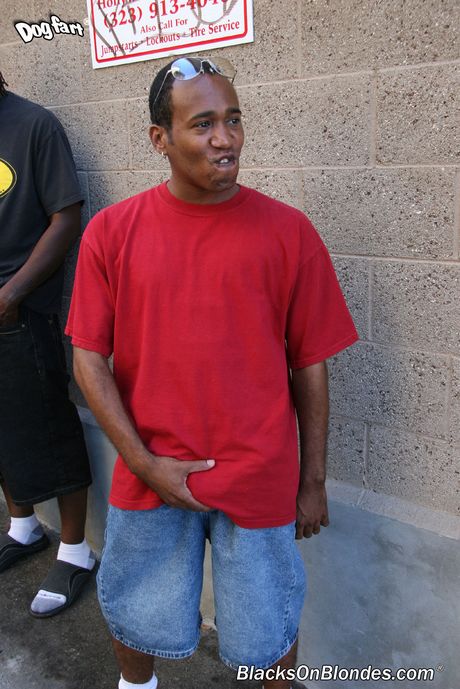 Tätowierte Mutter Fiona Cheeks bekommt ihre Muschi von drei schwarzen Schwänzen geschlagen
