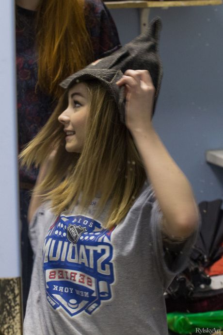 Slender teen Jeff Milton shows her small tits & poses naked in a solo