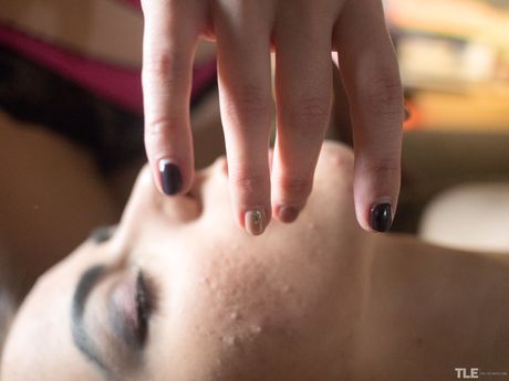 Heiße Lesben Ayza & Anna G Kuss, bevor sie Fotzen auf einem Esstisch lecken
