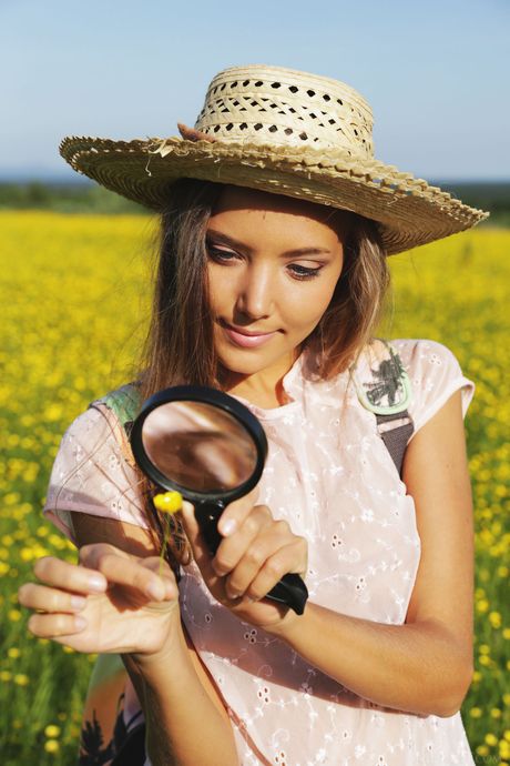 Charmig tonåring mango en remsor på landsbygden och visar sin vackra kropp
