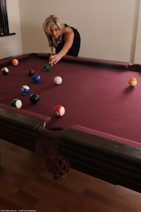 Short-haired MILF Payton Hall shows her big ass and pussy in a solo