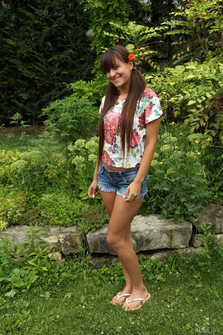 Brunette teen Cindy Loarn gets her pussy pegged wide open by a lesbian