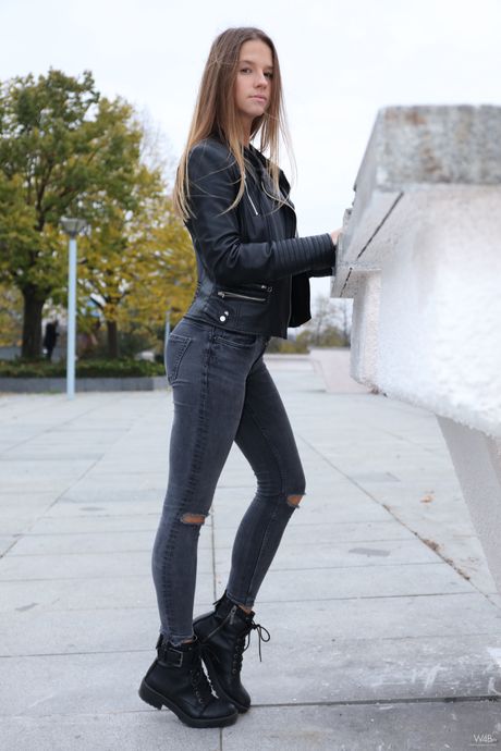 Hot teen Vanessa Mio strips to her boots while on a road trip