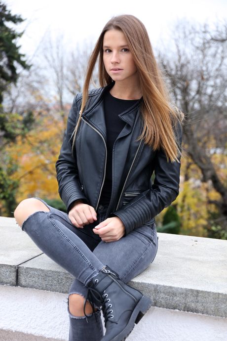 Hot teen Vanessa Mio strips to her boots while on a road trip