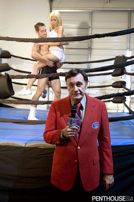 Blonde Milf Jessica Lynn krijgt haar kutje uitlikken en geneukt door een bokser
