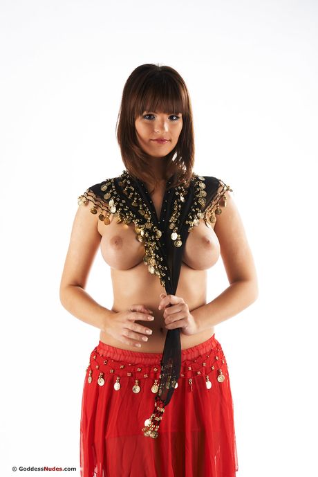 Goddess Nudes: Teen Lean Rita Peach montre ses petits seins et pose nue dans un solo