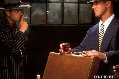 Big Tited Blonde Maya Divine wordt gangbanged door pokerspelers
