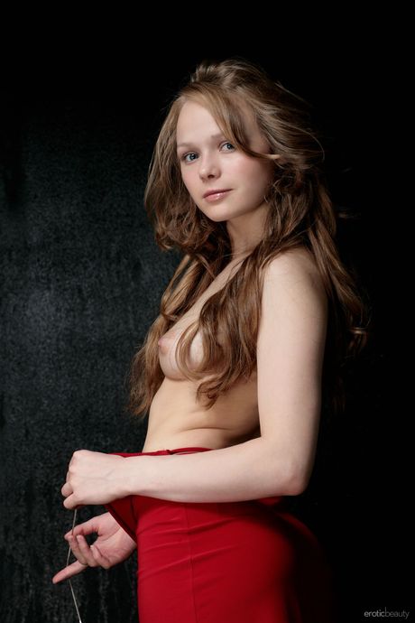 ドイツのティーン、ミアCがソロで小さなおっぱいとハゲたマンコを披露
