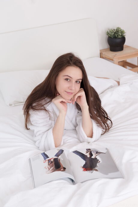 Alisa Amore 在卧室摆出裸体姿势，展示性感身材
