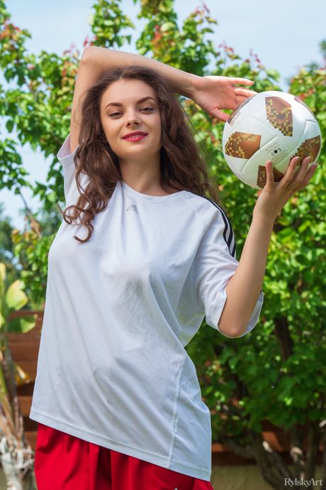 天使般的少女维罗妮卡毫无羞涩地在沙发上裸体
