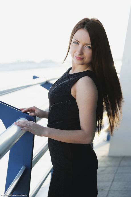 Skinny tonårsbrud Alexa dag som visar sina små bröst och rakad fitta utomhus
