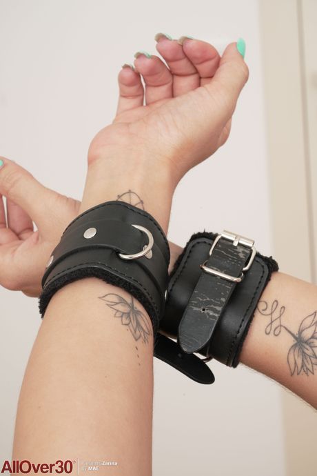 امرأة ناضجة زارينا تستمني في هفوة الكرة والأصفاد
