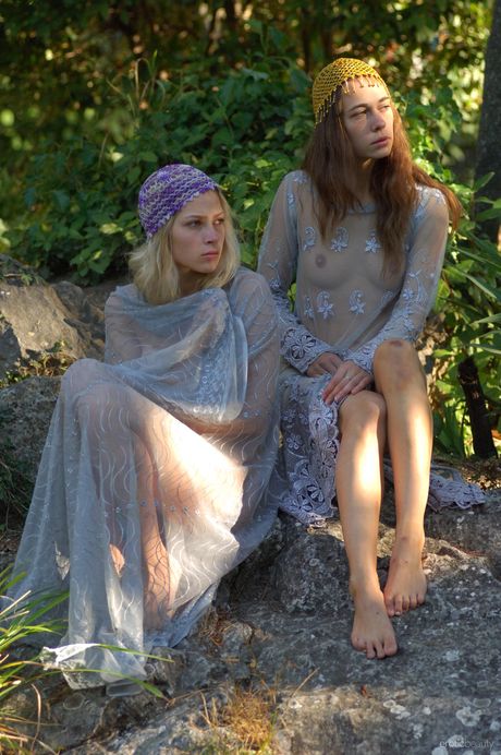 Spännande tonåring lesbiska inna a & vera c visar upp sina vackra kroppar på stranden
