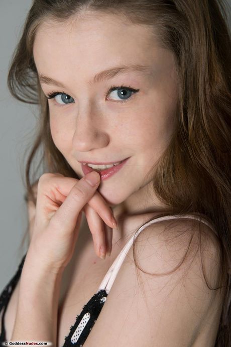 La adolescencia flaca Emily Bloom quita su lencería para posar desnuda en un solo
