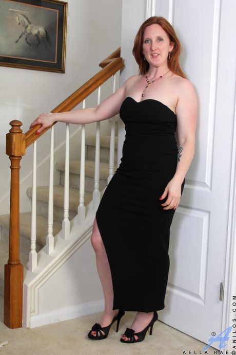 Redheaded amateur Aella Rae shows her big ass and shaved pussy