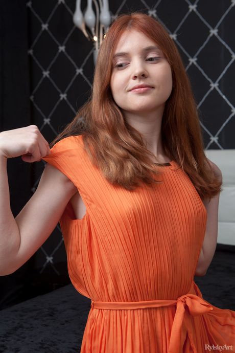 Rylsky Art: Young Redhead Orabelle Koivu bekommt während der Solo -Aktion nackt auf einem Bett