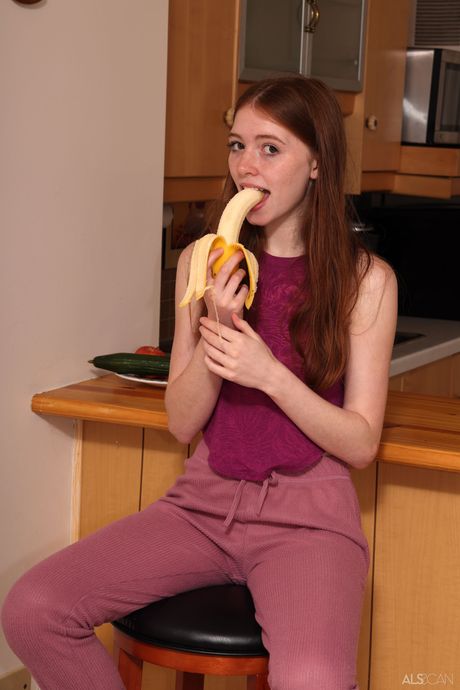 A adolescente amadora Myra Glasford mostra seus peitos minúsculos e posa nua no chão
