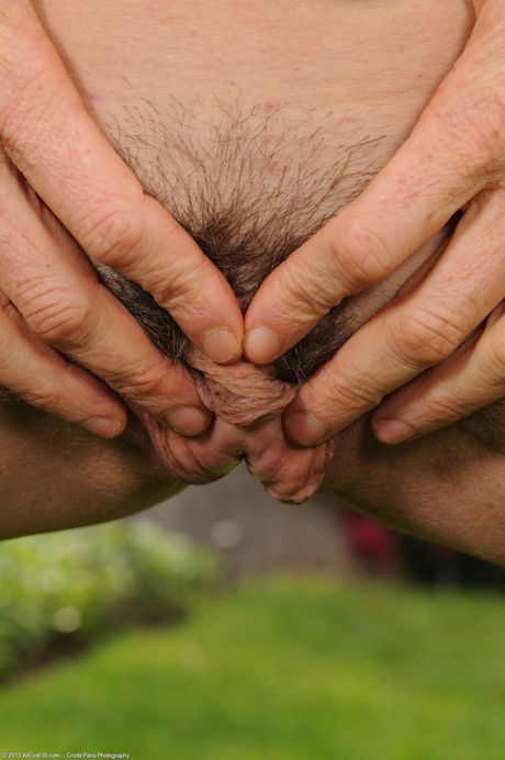 Amateur MILF Jasmine M shows her tasty muff and poses outdoors