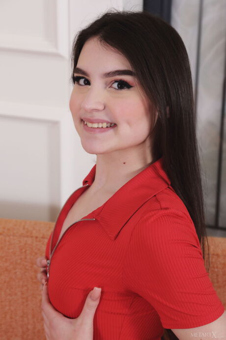 멋진 10대 아만다 파인이 보디슈트 지퍼를 열고 타이트한 슬릿을 선보입니다.
