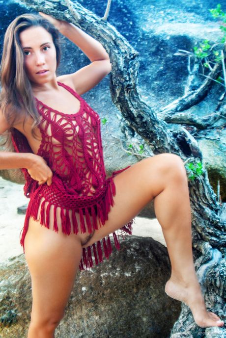 Young Brunette Regina C devient nu sur une plage audace
