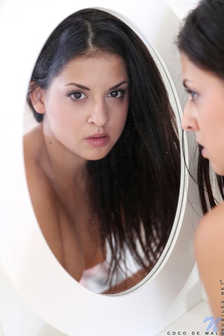 可爱少女 Coco De Mal 在用振动器自慰前脱掉裙子
