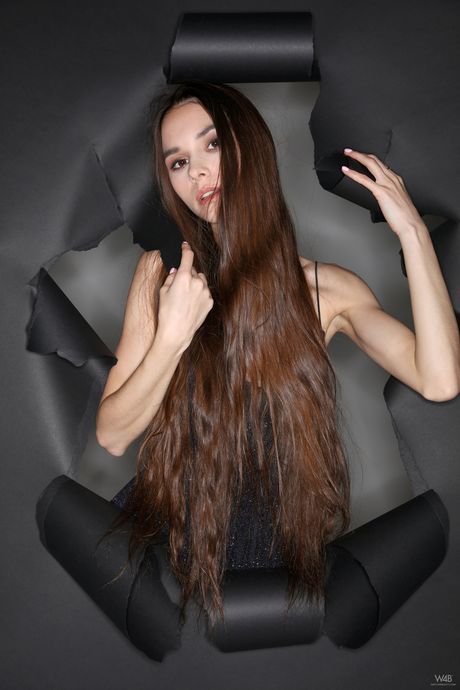 Russian fair Leona Mia strips and poses in a solo show