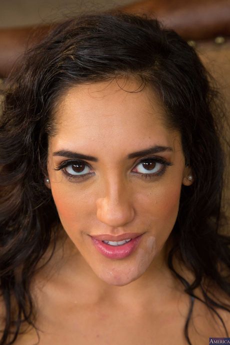 Brunette Latina Girl Chloe Amour har sex med sin kæreste søn
