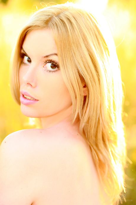 Skinny Blonde Kala Ferard viser perfekt kropp i et hvetefelt av seg selv
