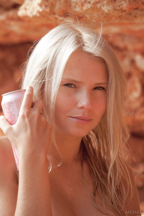 Bionda adolescente Katerina H si nutre su una spiaggia con convinzione
