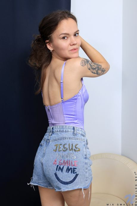 Pretty teen Mia Smalls masturbates with a vibrator on a bed