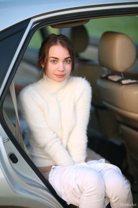 Young Brunette Sofy Bee staje się naga w dziedzinie dzikich kwiatów
