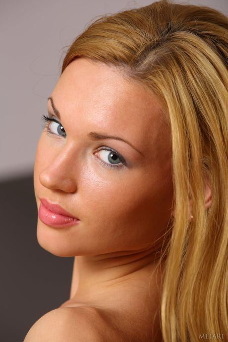 Thin teen Rinna A displays her flexibility while modelling in the nude