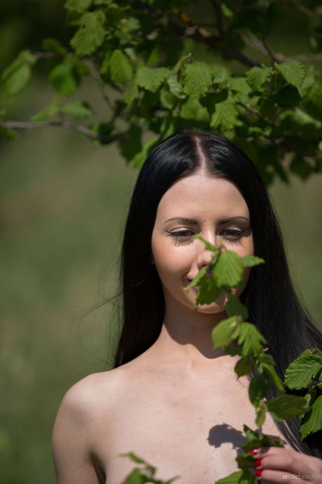 Skinny Russian lady Veronica Snezna shows her tiny tits and poses naked