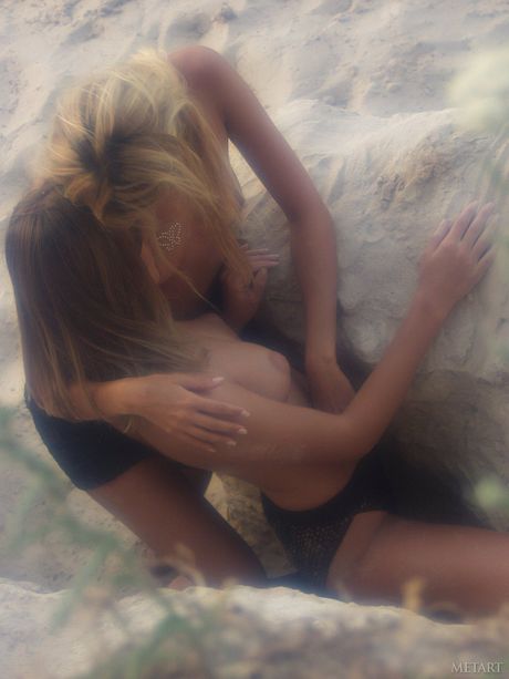 أطفال أشقر مثيرون يتظاهرون بأشعة الشمس ويظهرون أجسادهم الساخنة
