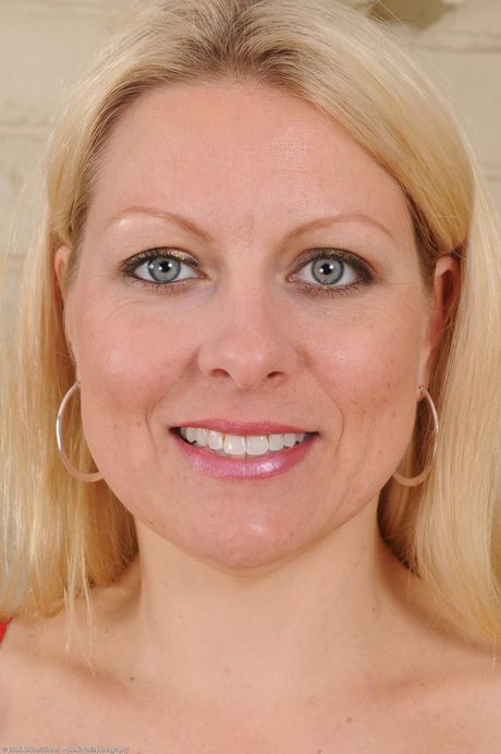 Blonde Milf Zoey Tyler pokazuje swoje duże cycki i pozami w pończochach
