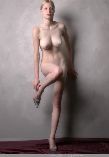 Busty teen Jamie Narkiss strikes great nude poses in heels