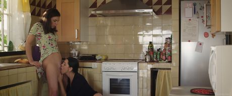 Lésbicas adolescentes Henessy A & Kira Queen Kiss antes de lamber bichanos na cozinha