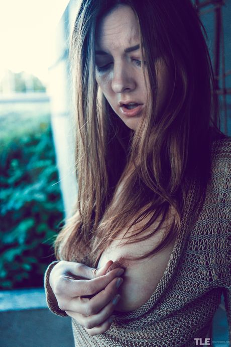 Beautiful teen Rebeka Ruby clamps her nipples & pussy lips with clothespins