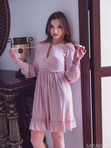 可愛いティーン、ジュリエッタがバルコニーでハイヒールを履いて全裸になる。
