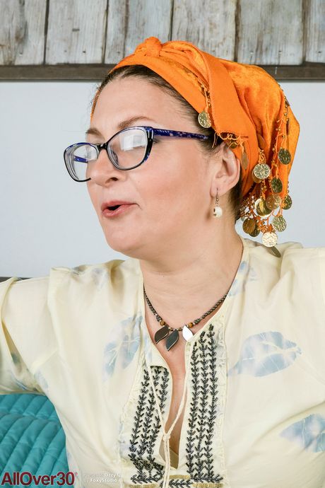 Mature secretary Ozzy Q shows her big ass and spreads her mature pussy